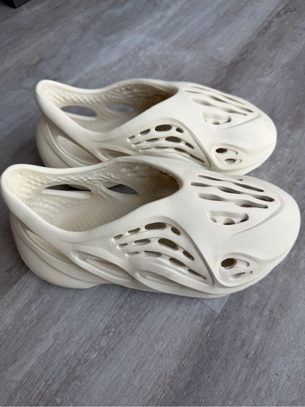 Yeezy Foam Rnnr Clogs Cream/Off-White Men’s View 3